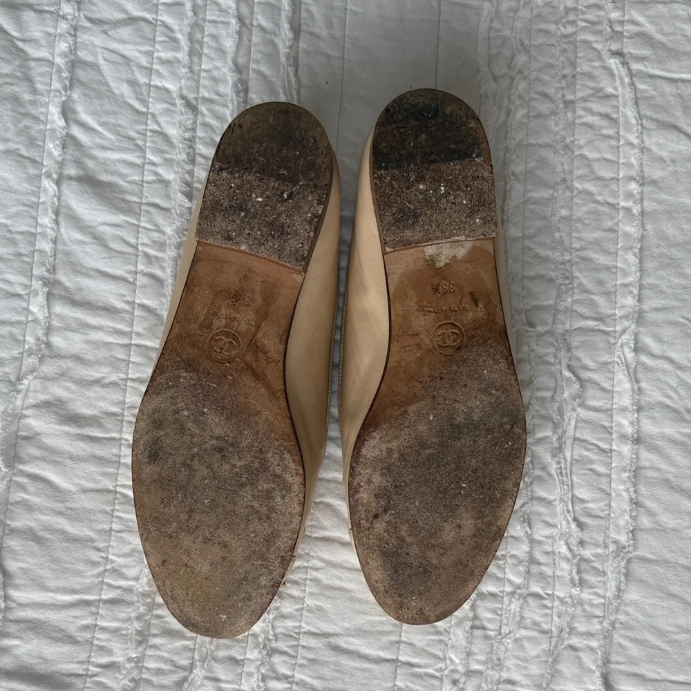 CHANEL Cream Leather Flats with Bow - Picture 2 of 9